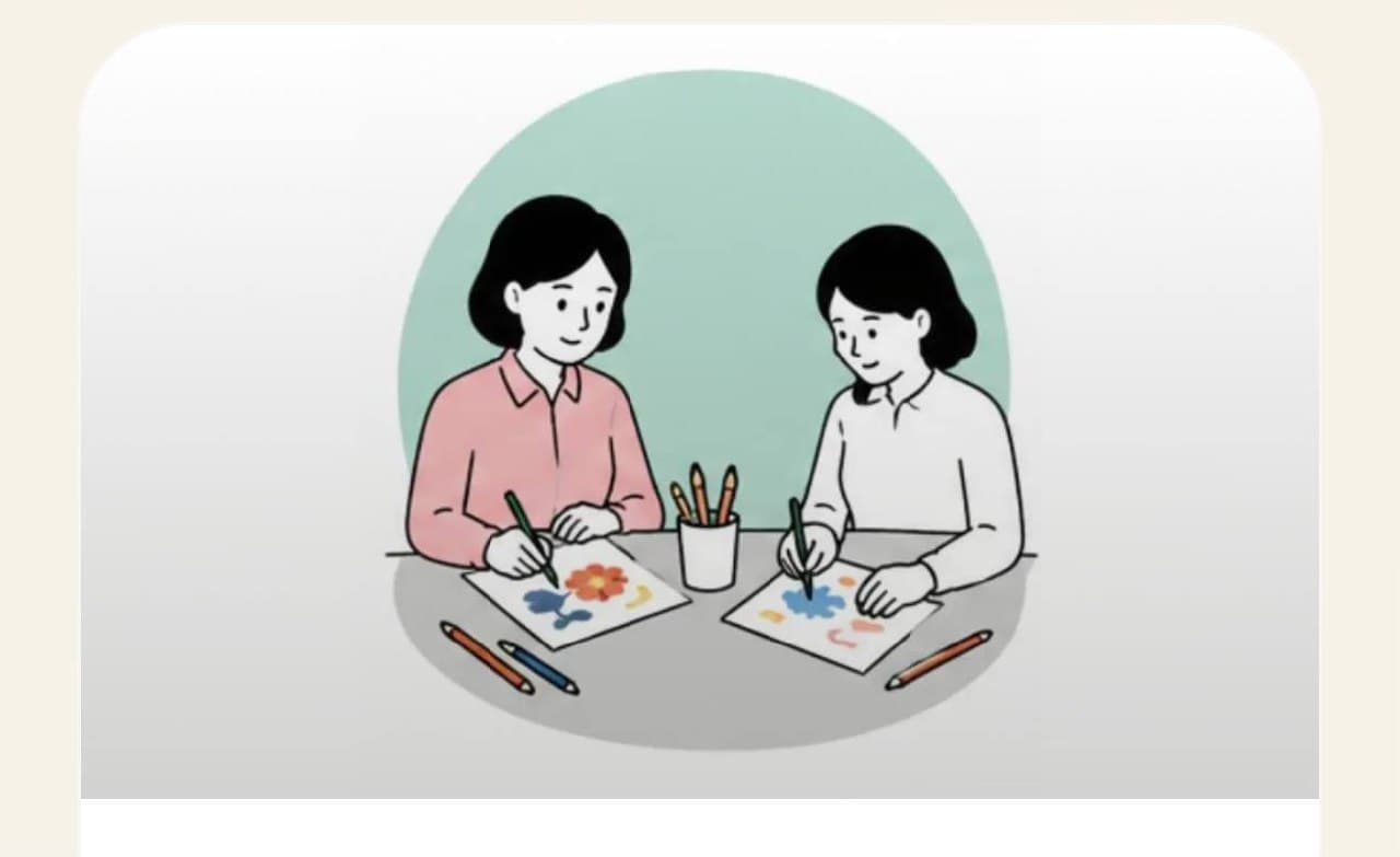 미술치료사와 참여자가 나란히 앉아 각자의 그림을 그리는 미술치료 장면
