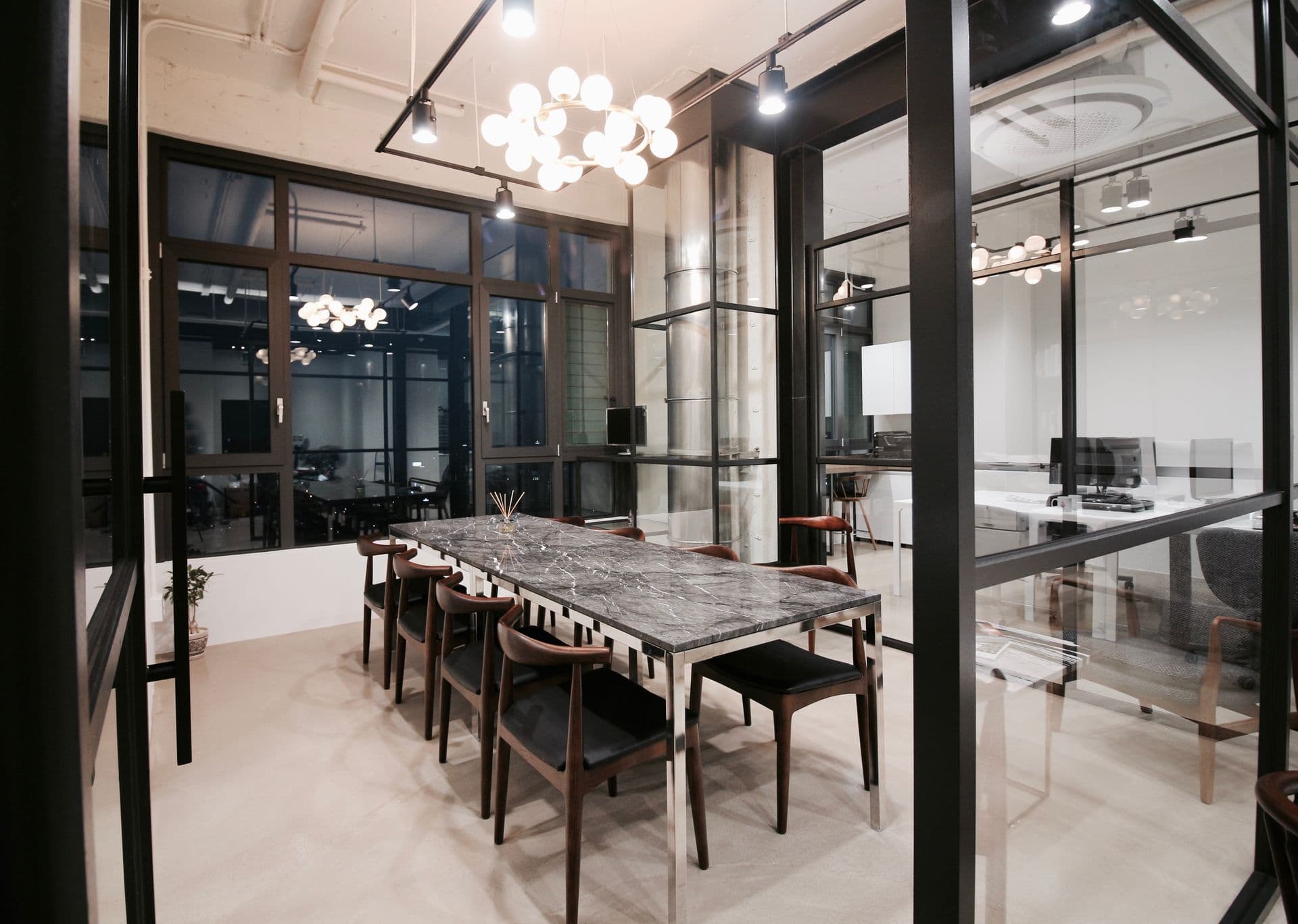 ACT ART CENTER 강남센터 내부 — 대형 테이블과 채광 좋은 상담 공간